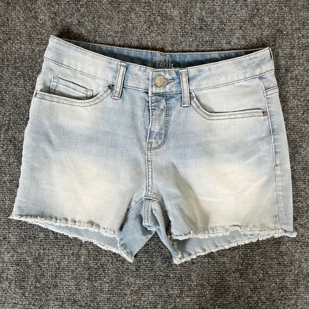 Time and Tru Womens Light Wash Mid Rise Raw Hem Denim Jean Shorts Size 4